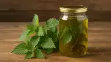 Oțet de urzică – elixir natural pentru păr, piele și detoxifierea organismului
